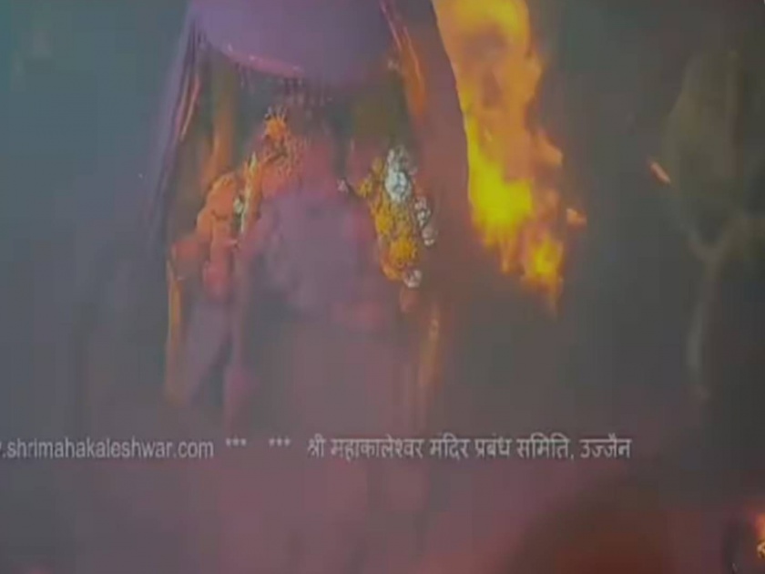 mahakal fire update fire broke out in ujjain mahakal temple cctv footage | महाकाल मंदिराच्या गर्भगृहात कशी आग लागली?सीसीटीव्ही फुटेज समोर आले