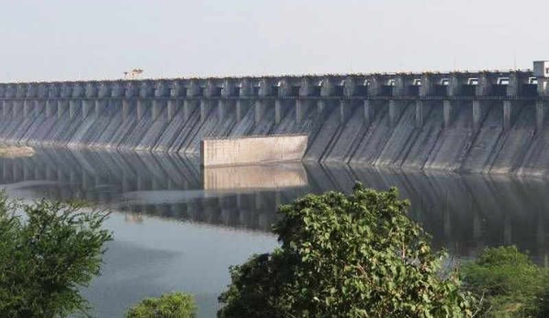 Ujani Dam has reached 35.66 percent | उजनी धरणाने गाठली मायनस ३५.६६ टक्केवारी