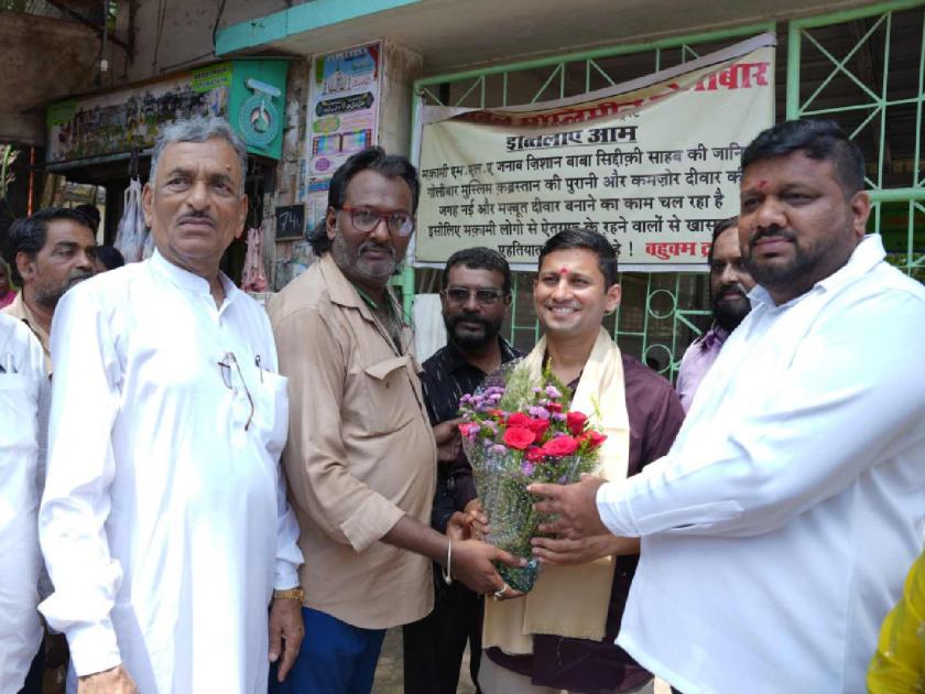 Son Aniket Nikam door-to-door campaign for Mahayuti BJP candidate father Ujjwal Nikam | महायुतीचे उमेदवार उज्ज्वल निकम यांच्यासाठी मुलगा अनिकेत निकम यांचा घरोघरी जाऊन प्रचार