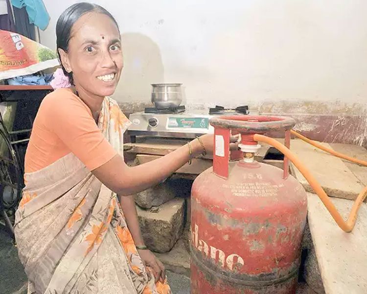 'Ujjwala' gas connection to families above one lac | एक लाखावर कुटुंबांना ‘उज्ज्वला’ गॅस जोडणी : अश्विन मुदगल