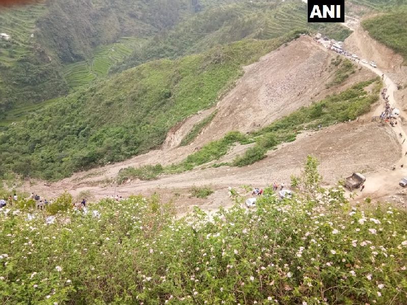 Uttarakhand : 10 people were killed and nine others injured in a bus accident | उत्तराखंडमध्ये बस दरीत कोसळली, 10 जणांचा मृत्यू, 9 जण जखमी 