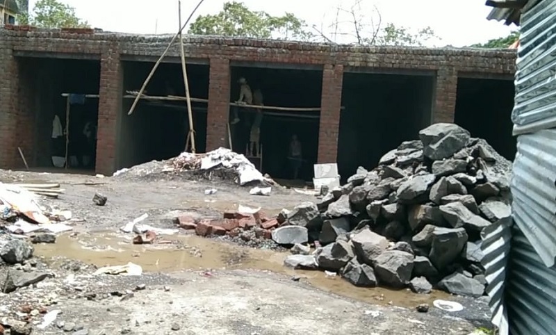 Illegal construction on Ulhasnagar Municipal Corporation school plot, BJP corporator to the Commissioner! | उल्हासनगर पालिका शाळेच्या भूखंडावर अवैध बांधकाम; भाजपा नगरसेविकेचे आयुक्तांना साकडे!