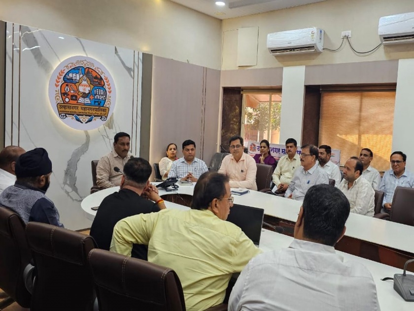 Meeting between Ulhasnagar Municipal Commissioner and contractor, instructions to complete works before monsoon | उल्हासनगर महापालिका आयुक्त आणि ठेकेदारात बैठक, पावसाळ्यापूर्वी कामे पूर्ण करण्याचे निर्देश