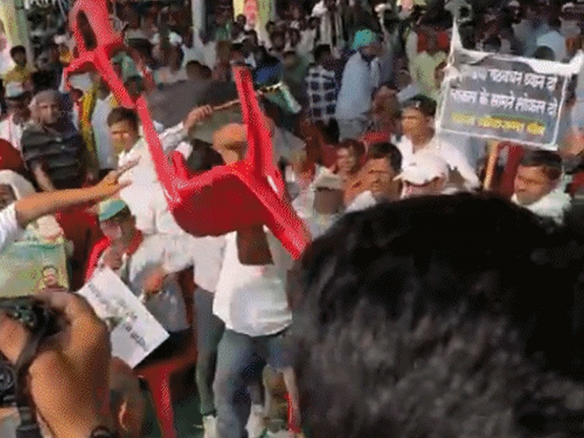 Lok Sabha Election 2024: Activists clash at 'INDIA' meeting in Ranchi; Throwing chairs at each other, the reason that came to the fore | रांचीमध्ये ‘इंडिया’च्या सभेत कार्यकर्ते भिडले; एकमेकांना फेकून मारल्या खुर्च्या, समोर आलं असं कारण