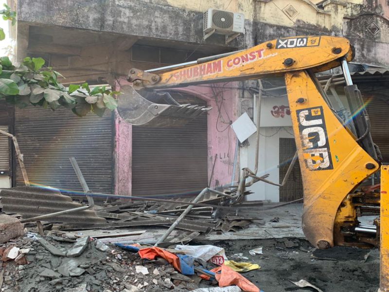 Action on illegal construction in Ulhasnagar | उल्हासनगरात अवैध बांधकामावर धडक कारवाई