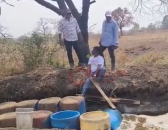 In Ulhasnagar Gavathi liquor store destroyed | उल्हासनगरात गावठी दारूचा अड्डा उद्ध्वस्त 