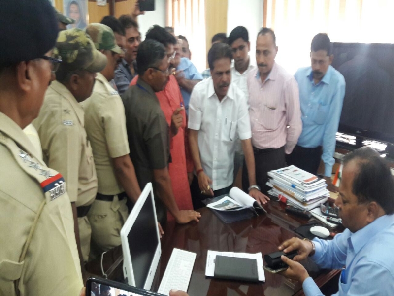 Shopkeepers scam in Ulhasnagar municipal commissioner's office | उल्हासनगर पालिका आयुक्त कार्यालयात दुकानादारांचा धिंगाणा 