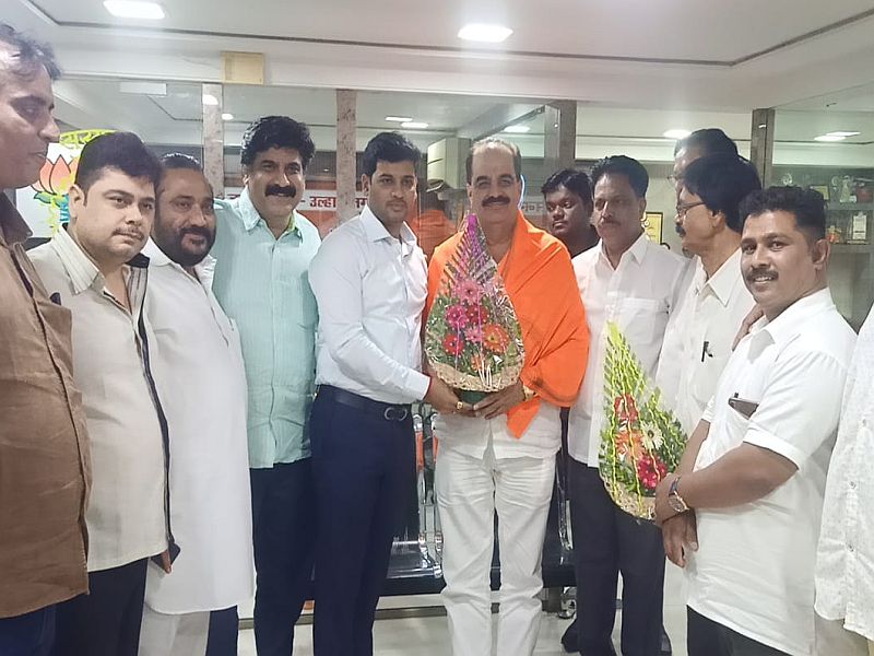Shiv Sena MP Shrikant Shinde felicitates BJP MLA Kumar Iilani | शिवसेना खासदार श्रीकांत शिंदेंकडून भाजप आमदार कुमार आयलानींचा सत्कार