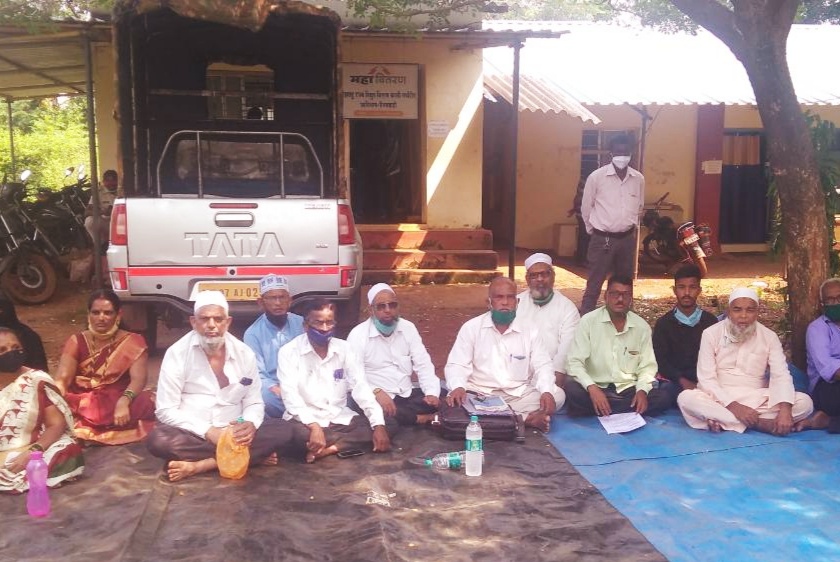 Umbarde villagers go on hunger strike, talks fail: Demand for removal of power lines | उंबर्डे ग्रामस्थांचे उपोषण, चर्चा निष्फळ : वीजवाहिन्या काढण्याची मागणी