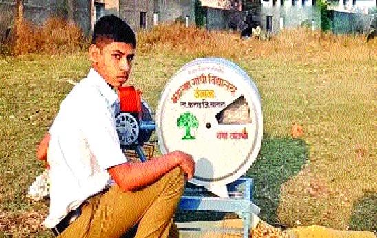 Umbraj student's tool to be seen in Delhi: Multi-purpose crop picking machine | उंब्रजच्या विद्यार्थ्याचं उपकरण झळकणार दिल्लीत : बहुउद्देशीय पीक तोडणी यंत्र