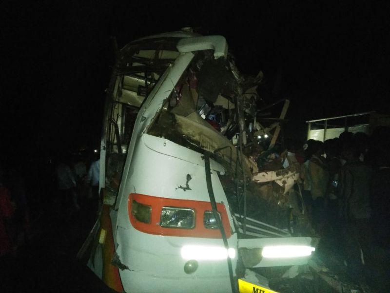 Travel bus collided on truck,five killed | ट्रॅव्हल्स बस ट्रकवर धडकली : भीषण अपघातात पाच जणांचा मृत्यू