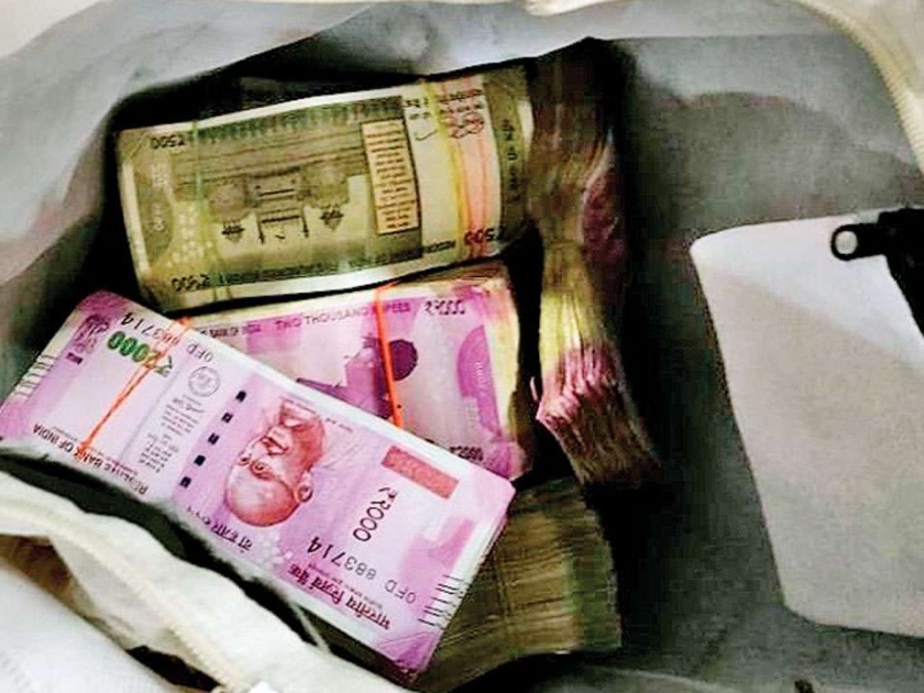 22.30 lakh cash seized from cars in Nagpur | नागपुरात  कारमधून २२.३० लाखाची रोख रक्कम जप्त