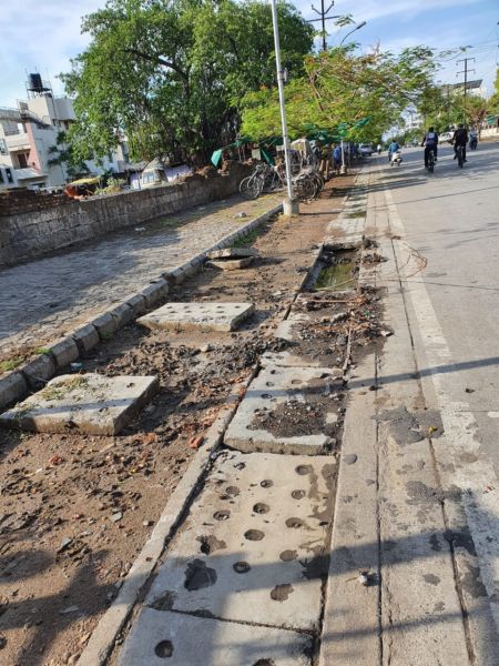 Partial cleaning of rain gutters in Nagpur | नागपुरात पावसाळी नाल्यांची सफाई अर्धवट