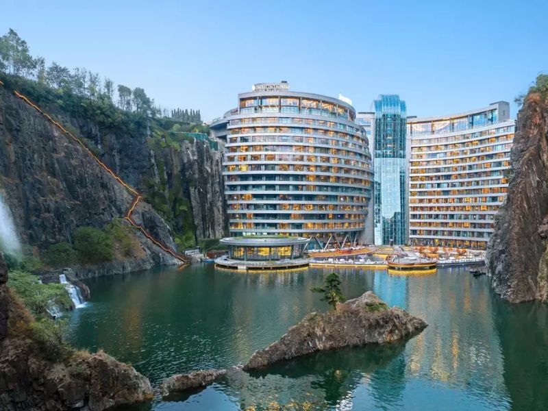 Worlds first underground hotel opens in China | चीनमध्ये सुरु झालं जगातलं पहिलं फाईव्ह स्टार अंडरग्राउंड हॉटेल!