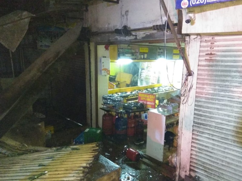 While filling gas in the shop, the explosion | दुकानात गॅस भरताना स्फोट : जवळचं सदनिका असल्याने मोठी दुर्घटना टळली 