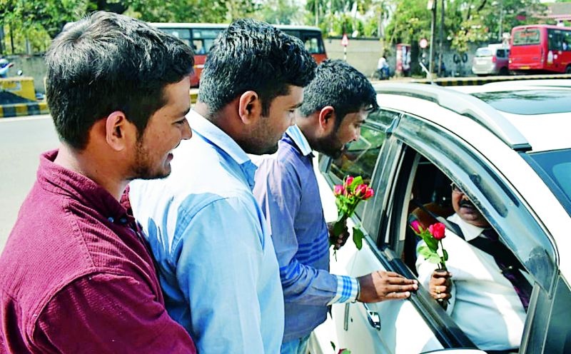 'Gandhigiri' of ABVP against Vice-Chancellor: Welcoming senate members by giving Gulab flower | कुलगुरुंविरोधात ‘अभाविप’ची ‘गांधीगिरी’ : गुलाबपुष्प देऊन विधीसभा सदस्यांचे स्वागत