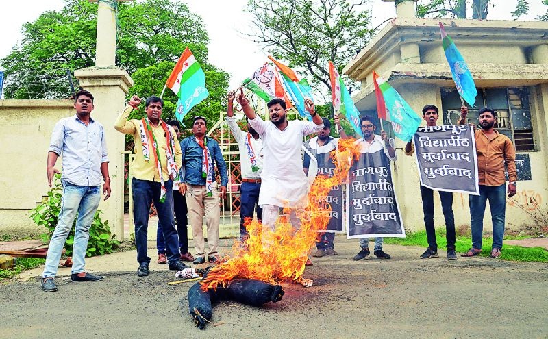 Nationalist student Congress burnt the Vice-Chancellor's statue | राष्ट्रवादी विद्यार्थी काँग्रेसकडून कुलगुरूंचा पुतळा जाळला