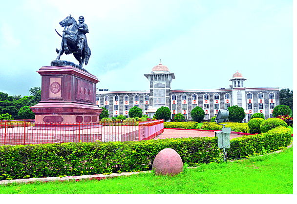 If there is no photograph on the admission sheet, show PAN card, option of Shivaji University: | प्रवेशपत्रावर छायाचित्र नसल्यास आधार, पॅनकार्ड दाखवा-शिवाजी विद्यापीठाचा पर्याय :