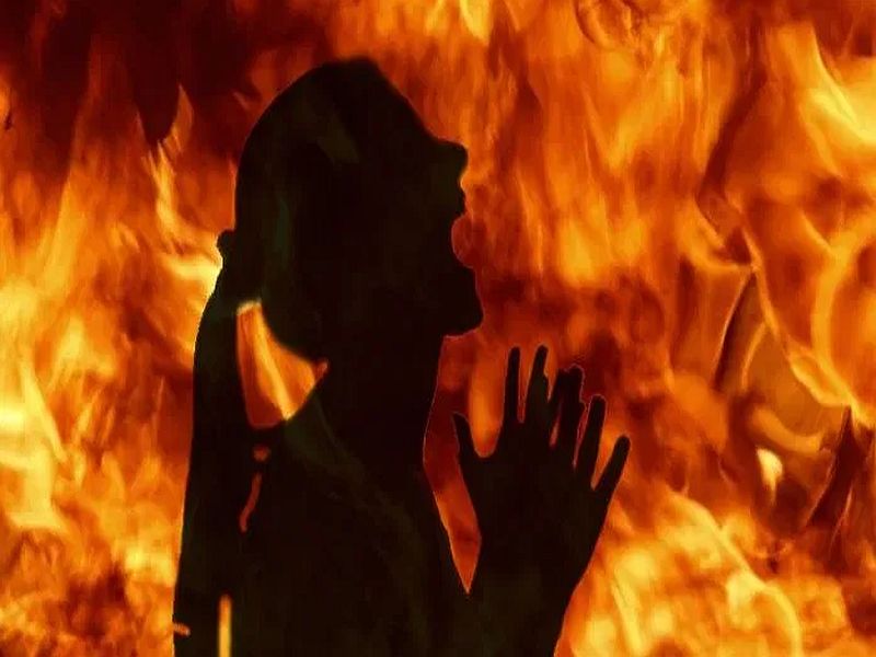 Husband burnt to wife due to taken doubt of extra marital affair | चारित्र्यावर संशय घेऊन पत्नीला जिवंत जाळले, पत्नीची मृत्यूशी झुंज
