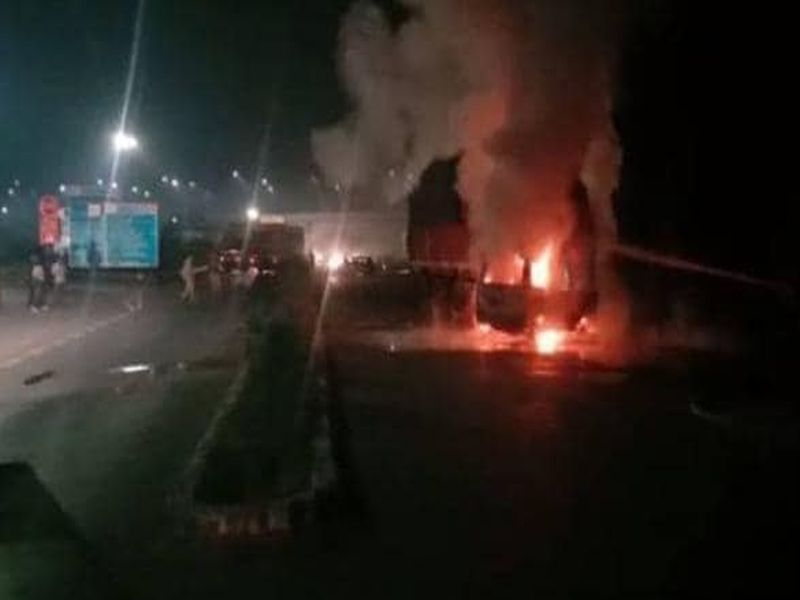 van-truck collision at Unnao-Hardoi highway, 7 passengers killed | उत्तर प्रदेशात बस आणि व्हॅनची भीषण धडक, आगीत होरपळून सात जणांचा मृत्यू