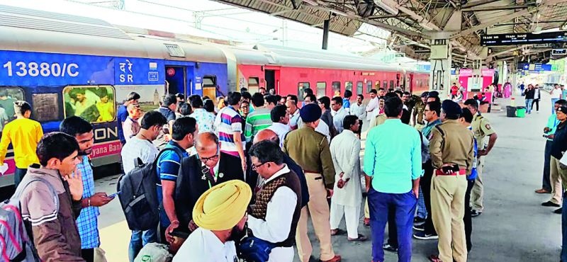 Madurai-Bikaner Express passengers chaos: AC out of order, become angry | मदुराई-बिकानेर एक्स्प्रेसच्या प्रवाशांचा गोंधळ : एसी नादुरुस्त झाल्यामुळे संतापले
