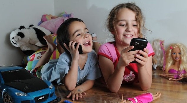 What do you say Text mobile numbers to children-grandparents; The memory of others, however, is unmistakable | काय सांगता; मुलांना-आजोबांना मोबाईल नंबर पाठ; इतरांची स्मरणशक्ती मात्र अचाट