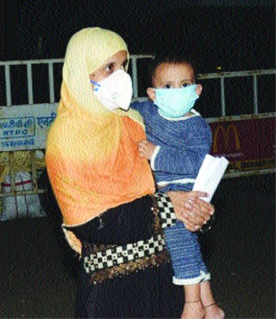 A baby wearing a mask for 17 days cried for his mother's touch | १७ दिवस सतत त्याच्याजवळ असूनही मास्क लावलेलं बाळ आईच्या स्पर्शासाठी रडायचं ...!