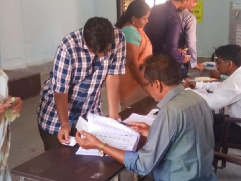 40 percent polling till 1 pm in Gadchiroli, Bramhapuri behind: More polling in Amgaon Assembly Constituency | गडचिराेलीत दुपारी १ वाजेपर्यंत ४० टक्के मतदान ब्रम्हपुरी पिछाडीवर : आमगाव विधानसभा क्षेत्रात अधिक मतदान