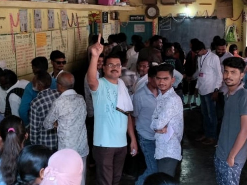 Technical failure in EVMs at five booths of Kurkheda taluka delayed polling by two hours. | कुरखेडा तालुक्याच्या पाच बूथवर ईव्हीएममध्ये तांत्रिक बिघाड दाेन तासांनी उशिरा सुरू झाले मतदान