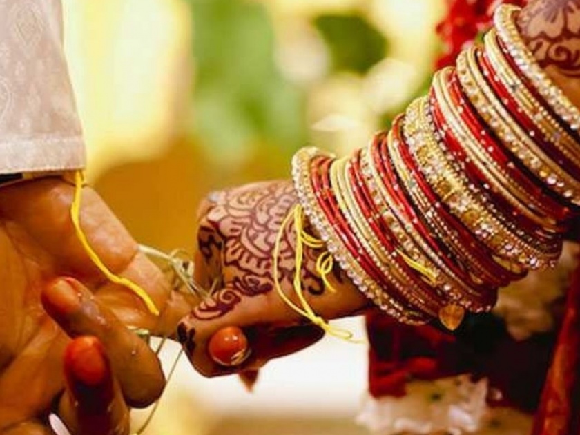 New custom in traditional wedding system! | पारंपरिक लग्नपद्धतीत नवीन प्रथा होताहेत रूढ !