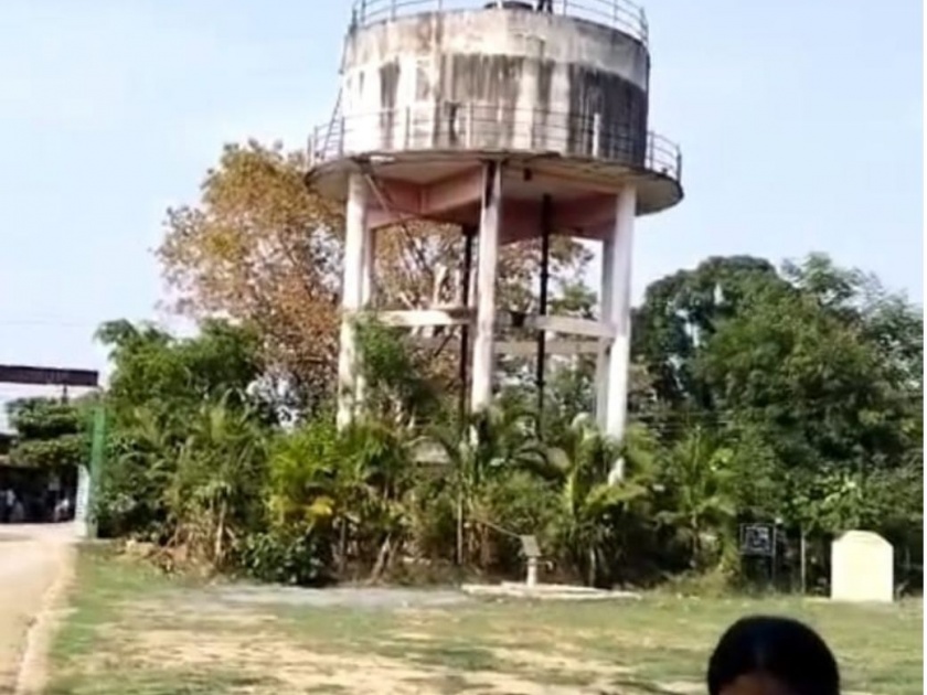In Goregaon where an old man climbed on a water tank because he was not allowed to vote | मतदान करू दिले नाही म्हणून वृद्धाची पाण्याच्या टाकीवर चढून विरुगिरी - तालुक्यातील ग्राम बबई येथील घटना