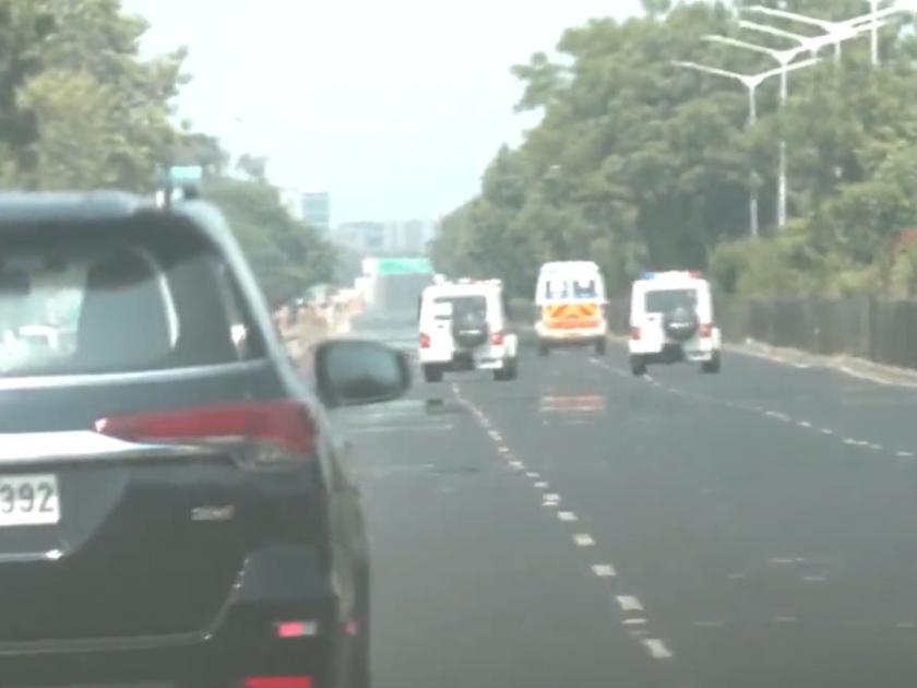 Pm narendra Modi's convoy cleared the way for the ambulance Video viral on social media | पीएम मोदींच्या ताफ्याने रुग्णवाहिकेसाठी केला मार्ग मोकळा; सोशल मीडियावर व्हिडीओ व्हायरल