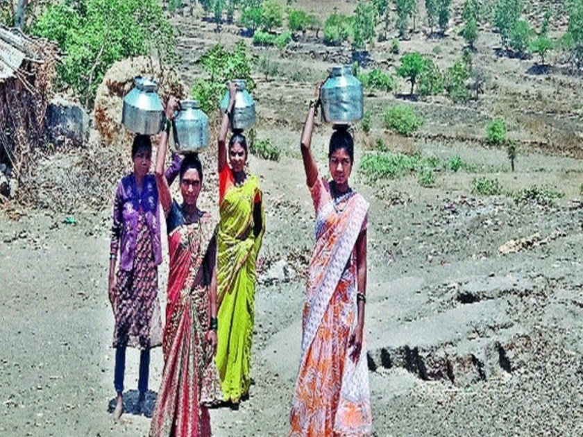 Water crisis in Desaiganj; women Wandering in different directions for water | नदी उशाला, कोरड घशाला; पाण्यासाठी दाहीदिशा भटकंती