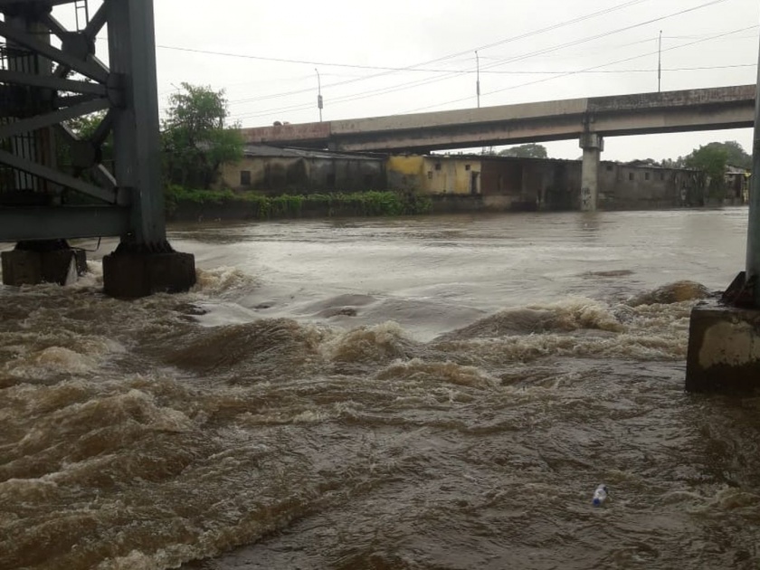 In Ulhasnagar, continuous rain, the river Valadhuni flows | Ulhasnagar Rain: उल्हासनगरात संततधार पाऊस, वालधुनी नदी वाहते दुथडी भरून 