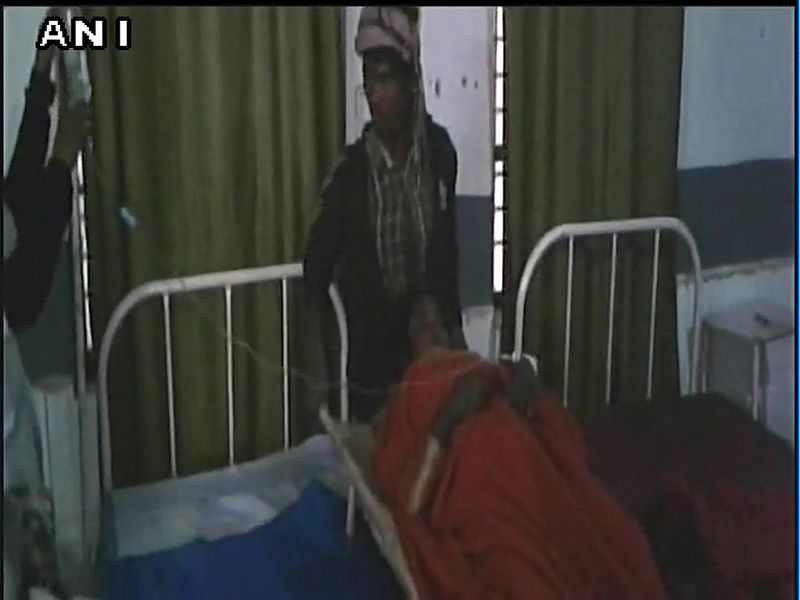 woman delivers baby on hospital gate | आधार कार्ड नसल्याने हॉस्पिटलच्या गेटवरच महिलेची प्रसूती