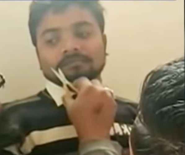 teacher cut student mustache of student in the class complaint lodged by bajrang dal | Video : वर्गात मिशीवर ताव देत होता विद्यार्थी, शिक्षकाने मिशीच कापली ; बजरंग दल नाराज
