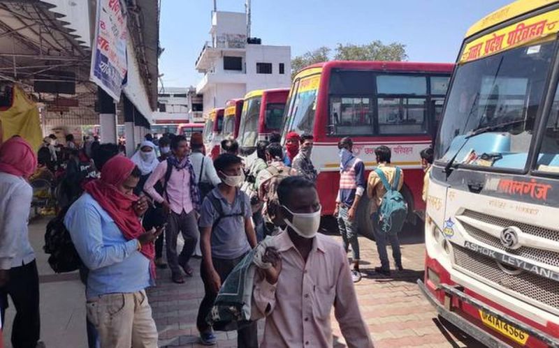 Coronavirus: During the lockdown, the buses started at midnight, transported the citizens to their village in uttar pradesh yogi sarkar | Coronavirus: लॉकडाऊन काळात मध्यरात्रीतच बस सुरू, पायी जाणाऱ्यांना पोहोचवलं त्यांच्या गावी