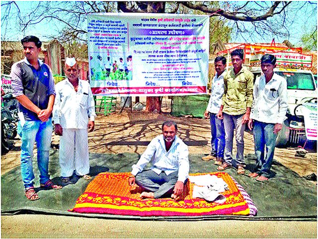 Hunger Strike of Chandwadla Farmer | चांदवडला शेतकऱ्याचे बेमुदत उपोषण