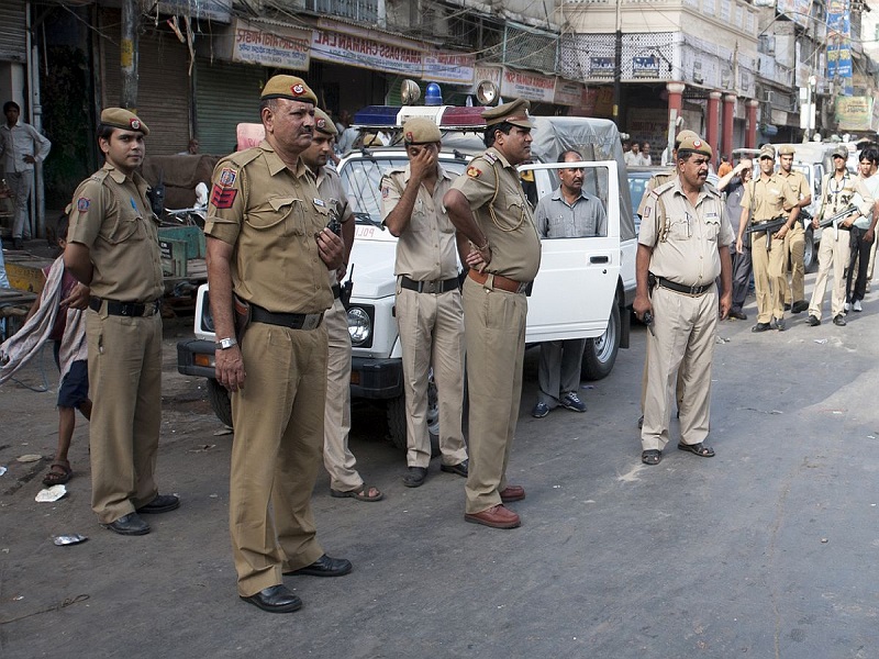 one Man dies after up police raid at Gorakhpur hotel, 6 cops suspended | पोलिसांची तीन तरुणांना बेदम मारहाण, एकाचा मृत्यू; 6 पोलिस निलंबित