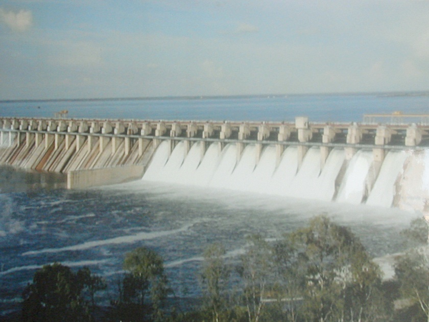 Ujani dam on its way to dead stock, use of 54 TMC of water in eight months | उजनी धरणाची वाटचाल मृतसाठ्याकडे, आठ महिन्यांत ५४ टीएमसी पाण्याचा वापर