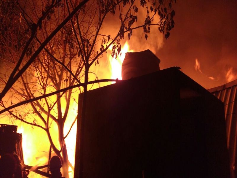 Pune: fire in the wooden go-down of Urli Kanchan | पुणे : उरळी कांचन येथील लाकडी गोदामाला भीषण आग