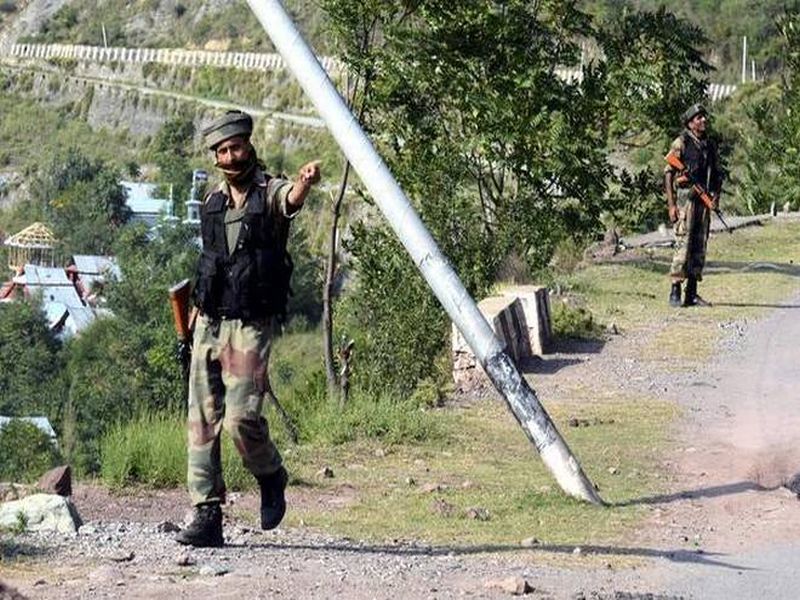 Jammu and Kashmir: Two terrorists trying for infiltration | जम्मू-काश्मीर : घुसखोरीच्या प्रयत्नात असलेल्या दोन दहशतवाद्यांना कंठस्नान