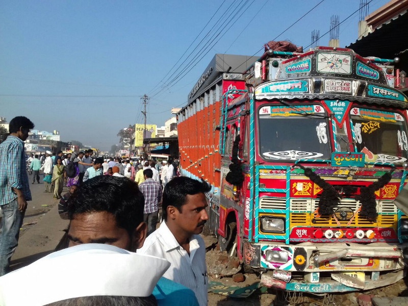 Accident in Pune-Solapur highway at Uruli Kanchan; One killed, three seriously injured | पुणे-सोलापूर महामार्गावरील उरुळी कांचन येथे अपघात; एक ठार, तिघे गंभीर जखमी