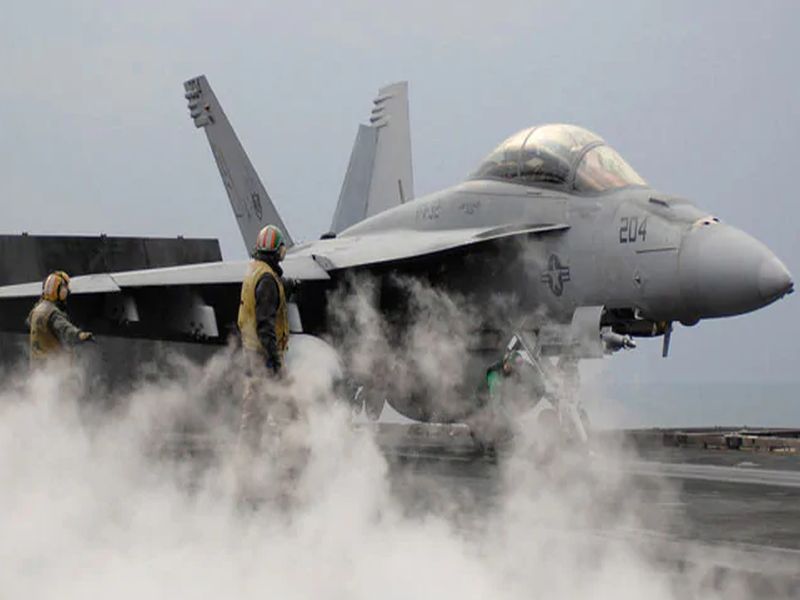 Two US airplanes crash, six naval missiles | अमेरिकेच्या दोन विमानांची हवेत टक्कर, सहा नौसैनिक बेपत्ता