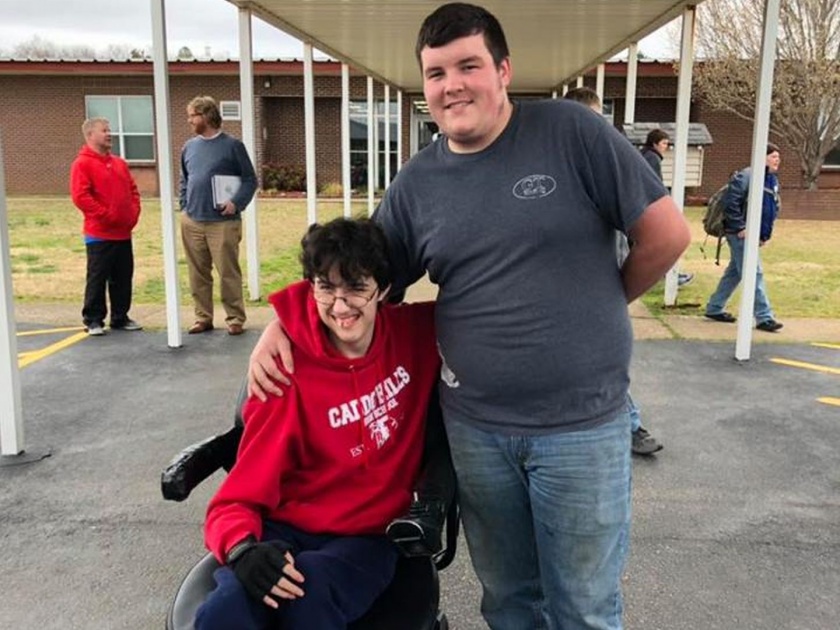 A teen saves for 2 years to buy his friend an electric wheelchair | या मैत्रीसाठी थ्री चिअर्स; 2 वर्ष पैसे साठवून मित्रासाठी खरेदी केली इलेक्ट्रिक व्हिलचेअर