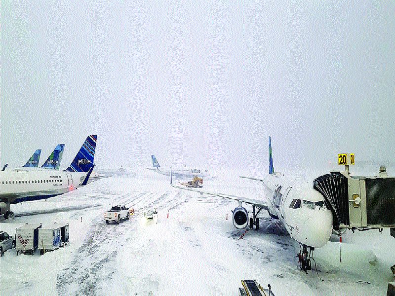  US blows into snowball; Thousands of flights canceled | अमेरिकेला हिमवादळाचा तडाखा; हजारो विमान उड्डाणे रद्द