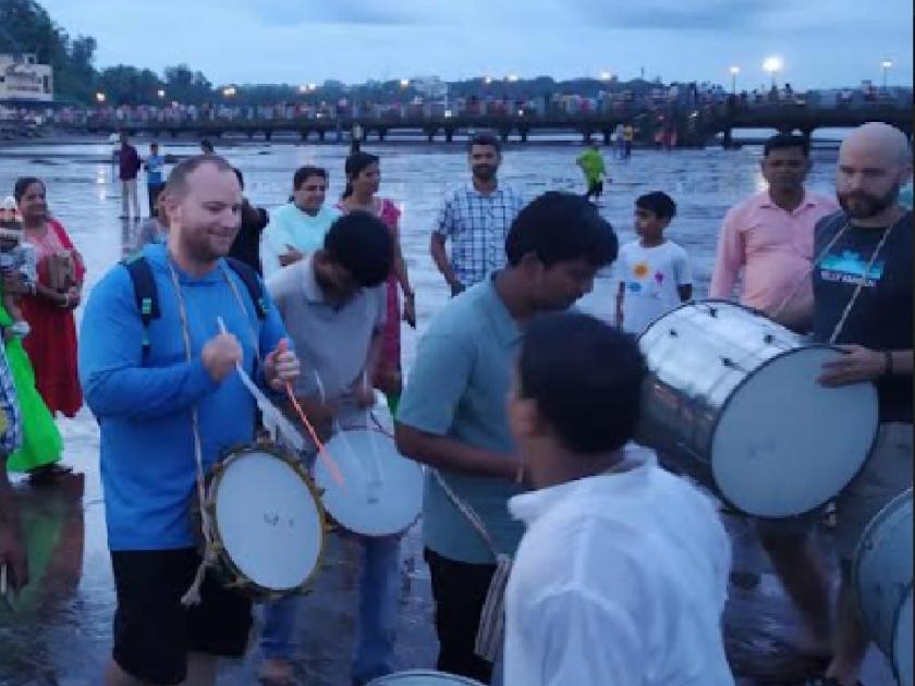 American guests enjoy playing musical instruments during immersion procession in Ratnagiri | अमेरिकन पाहुण्यांना गणेश उत्सवाची भुरळ, रत्नागिरीत विसर्जन मिरवणुकीत लुटला वाद्य वाजविण्याचा आनंद