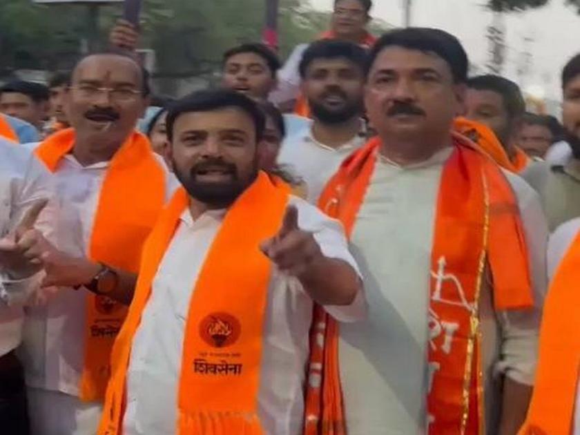 Jalgaon Lok Sabha Election 2024- Unmesh Patil's muffler photo with Dhanyashban symbol around his neck goes viral | ठाकरे गटात प्रवेश अन् गळ्यात धनुष्यबाणाचा मफलर; उन्मेष पाटील यांचा फोटो व्हायरल