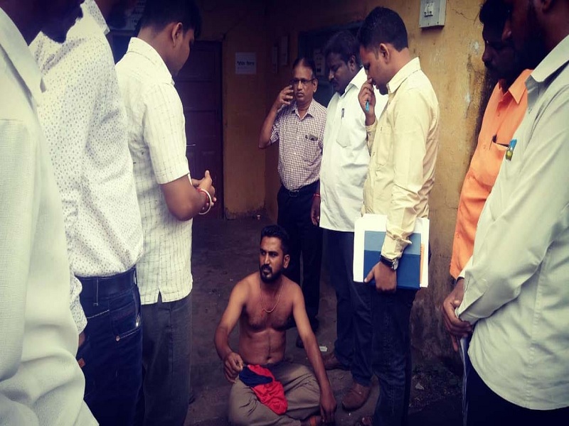 Customer attempt suicide for electricity connection in Usmanabad | उस्मानाबादेत वीज जोडणीसाठी ग्राहकाचा आत्मदहनाचा प्रयत्न