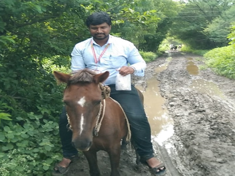 A man reached village on horseback to vaccinate cattle; Impossible to drive due to muddy road | पशुंच्या लसीकरणासाठी घोड्यावरून गाठले गाव; चिखलमय रस्त्यामुळे वाहन जाणे अशक्य